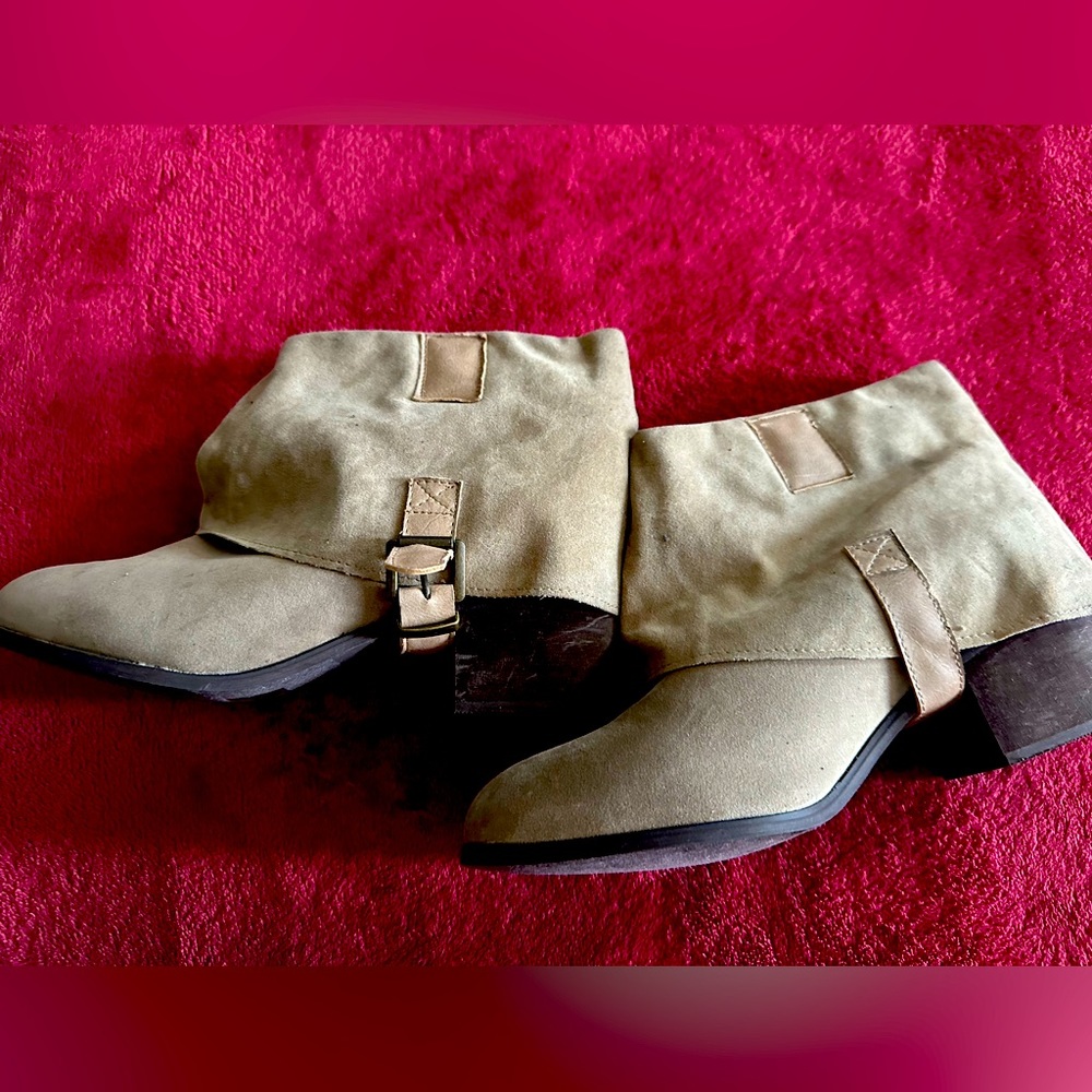 Ankle heigh heeled boots
